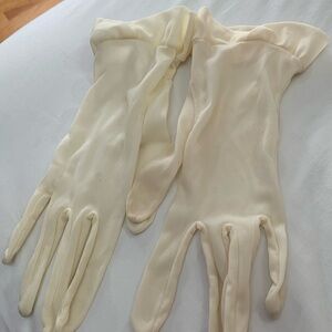 Lovely ivory ladies gloves for spring size M